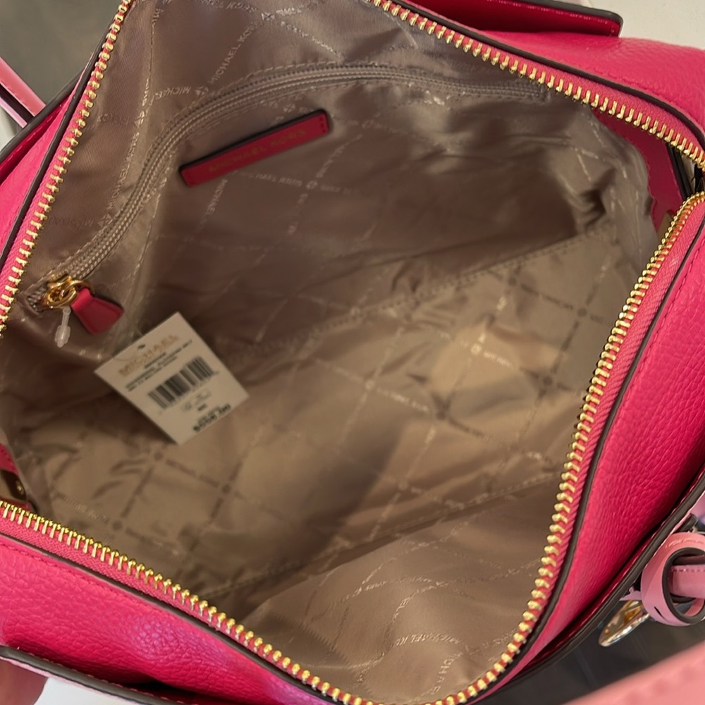 MICHAEL KORS
Mercer Medium Top Zip Color-Block Belted Satchel Crossbody Purs
NWT - Picture 10 of 16